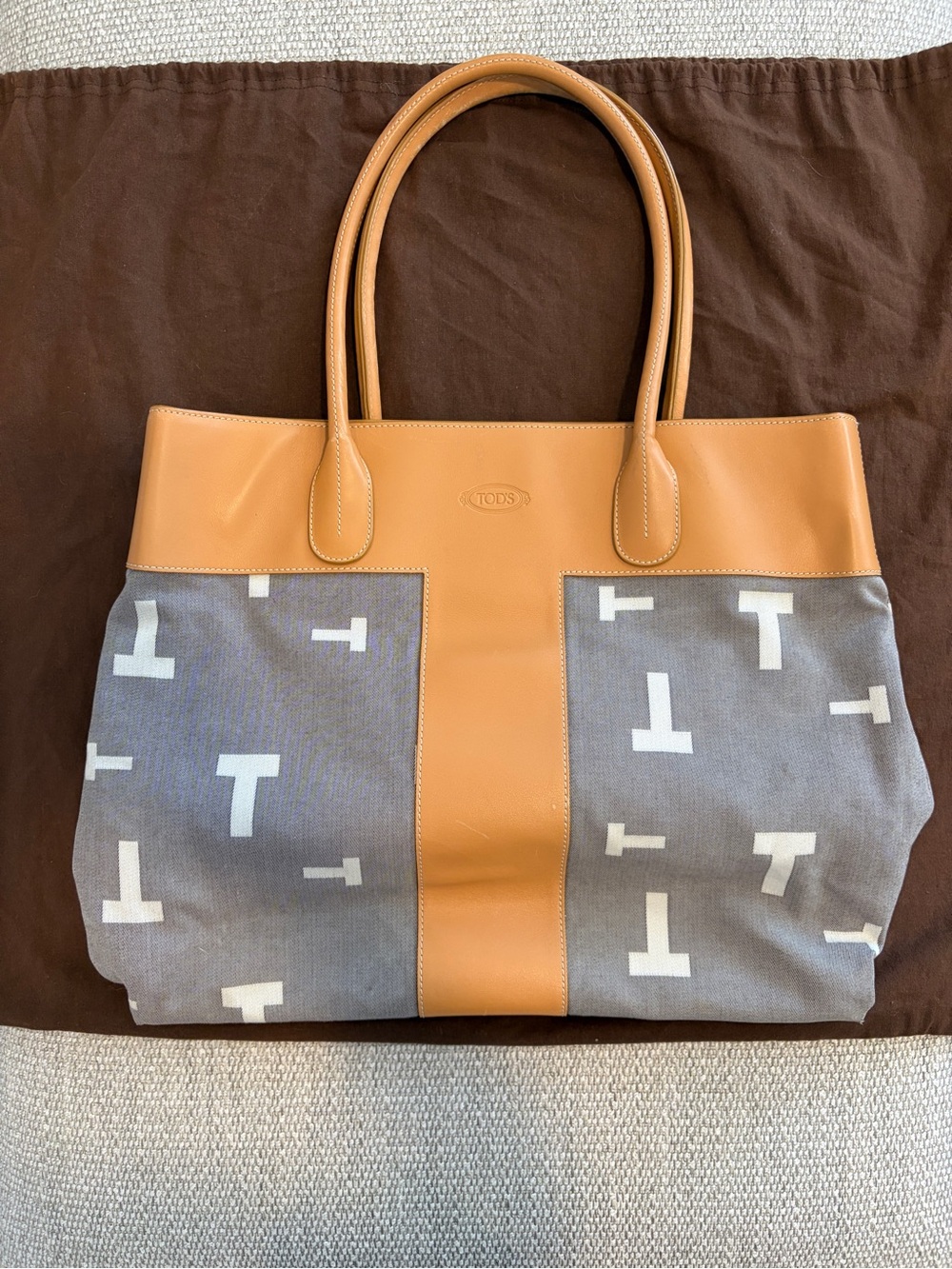 Tod's Tan Leather Tote with Silver Zipper Detailing